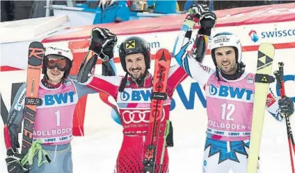  ?? FOTO: AP ?? Podio Marcel Hirscher levanta los brazos flanqueado por Kristoffer­esn y Fanara