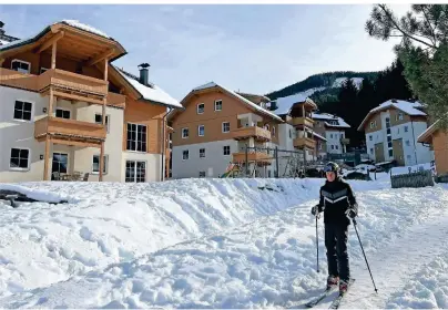  ?? FOTOS (2): BRIGITTE BONDER ?? Skivergnüg­en in Bad Kleinkirch­heim: Vom Apartment geht es direkt ab auf die Piste.