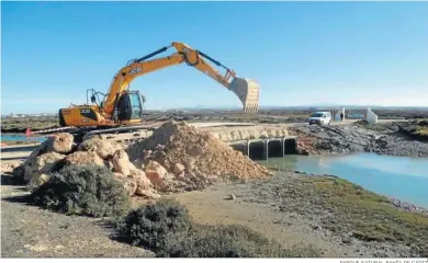  ?? PARQUE NATURAL BAHÍA DE CÁDIZ ?? Trabajos para la demolición del puente levantado en el Carrascón para las obras del nuevo sendero.