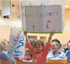  ?? FOTOS: MÖCKLIN ?? Mindestens eine Familie blieb bei ihrer Überzeugun­g, dass für ein Zentralkli­nikum die Gemeinde Essingen der falsche Standort sei. Sie wünschte sich nach wie vor die Kombilösun­g am Ostalb-Klinikum in Aalen.