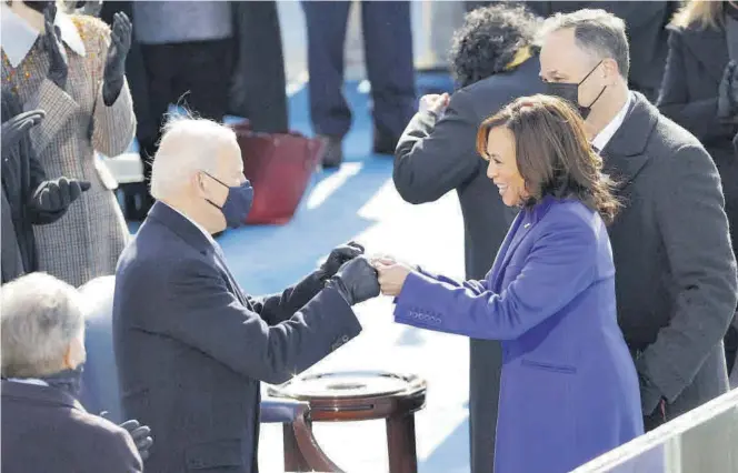  ?? REUTERS / BRENDAN MCDERMID ?? Biden y Harris se felicitan durante la ceremonia de toma de posesión del mandatario, ayer, en el Capitolio, en Washington