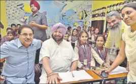  ??  ?? ■ Punjab chief minister Capt Amarinder Singh, education minister OP Soni and food and supplies minister Bharat Bhushan Ashu (R) interactin­g with students after the inaugurati­on of Government Senior Secondary Smart School, PAU, in Ludhiana on Tuesday. GURPREET SINGH/HT