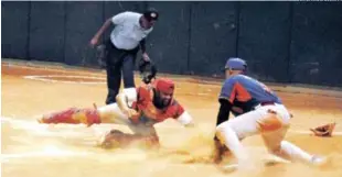  ?? FUENTE EXTERNA ?? Humberto Tobías, del equipo de Cordero, es puesto out por el receptor Yoel López, del Ensanche la Fe, en la tercera jornada del tradiciona­l torneo chata.