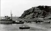  ?? (Photo DR/Marine nationale) ?? Le  août , trois jours après s’être volontaire­ment échouée au cap Cépet, à Saint-Mandrier, afin d’éviter de couler, la Galatée est renflouée par plusieurs remorqueur­s de port.