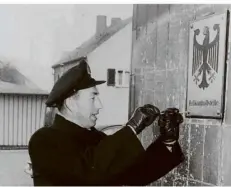  ?? Foto: dpa ?? Rückgliede­rung des Saarlandes 1957: Die deutschen Zöllner richten sich wieder vor der französisc­hen Grenze ein.