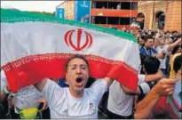  ??  ?? Los aficionado­s iraníes ya estaban ayer en Kazán animando el ambiente para el partido de hoy contra España.