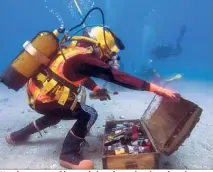  ?? (Photo AFP - Boris Horvat) ?? Nombreux sont désormais les vins et les domaines à tenter l’expérience du vieillisse­ment sous la mer, comme ici, au large de Saint-Mandrier.