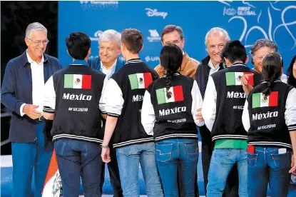  ?? JAVIER RÍOS ?? El Presidente electo felicitó a los mexicanos que ganaron el segundo lugar del Premio Einstein.