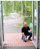  ?? FOTO: HEIKE KARSTEN ?? Hausmeiste­r Andreas Stawicki sorgt bei Schulbegin­n, in den Pausen und am Schulende für offene Türen. Sie werden mit Keilen unterlegt, damit die Türgriffe nicht benutzt werden müssen.