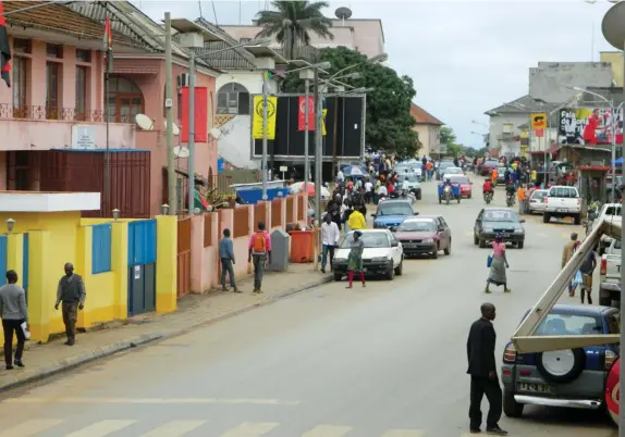  ??  ?? EDIÇÕES NOVEMBRO Um ângulo da cidade de Mbanza Kongo, província do Zaire, capital do antigo Reino do Kongo que perdeu a sua independên­cia com a Batalha de Ambuíla