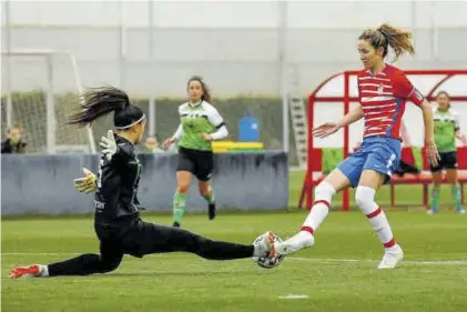  ?? GRANADA FEMENINO ?? Estirada de Tatiana para detener un ataque del Granada.