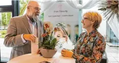  ?? ?? Agnes Püst und Claus-Dieter Strehle bieten mit ihrem Unternehme­n „Unsere Worte“freie Trauungen an.