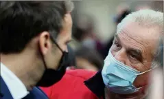  ?? (Photo Jean-François Ottonello) ?? Le maire de Tende, Jean-Pierre Vassallo, lors de la visite du président Emmanuel Macron à Tende,  jours après la tempête.