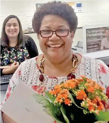  ??  ?? Amelia Naiqama with her bouquet of flowers given by the Bank of America in Sonoma, California.