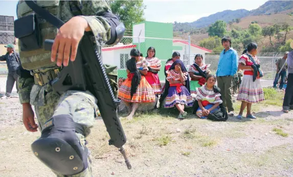  ??  ?? En julio de 2014 inició la angustia para habitantes de Chilapa, Guerrero, con la primera incursión de Los Ardillos en el territorio controlado por Los Rojos. En pleno centro un grupo delictivo se enfrentó a tiros con policías estatales, dejando un...