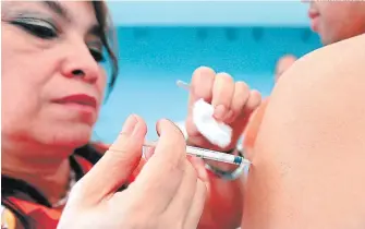  ?? FOTO: ÁLEX PÉREZ ?? la yoblación se ha estado vacunando contra la eniermedad en distintos yuntos del yaís.