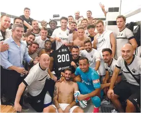  ??  ?? Plantel da Briosa festejou os 200 jogos de João Real