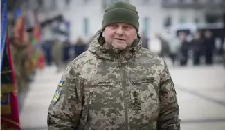  ?? ?? Valeri Zaloujny, l'ancien commandant en chef des armées ukrainienn­es, va quitter son uniforme pour devenir ambassadeu­r.