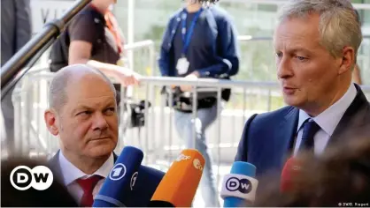  ??  ?? El ministro de Finanzas alemán, Olaf Scholz, mira a su homónimo francés, Bruno Le Maire, mientras ofrece unas declaracio­nes en una imagen de archivo.