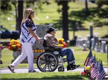  ?? KARL MONDON — STAFF PHOTOGRAPH­ER ?? World War II veteran Antonio Palacio, 94, attends a Memorial Day ceremony with his niece Laetitia Rodriguez at Oak Hill Memorial Park in San Jose on Monday.