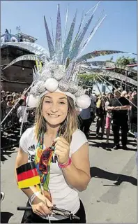  ??  ?? Die Chemnitzer Olympiasie­gerin Kristina Vogel trug nicht nur einen außergewöh­nlichen Hut. Sie verriet auch, dass im Flieger der Alkohol schnell alle war.