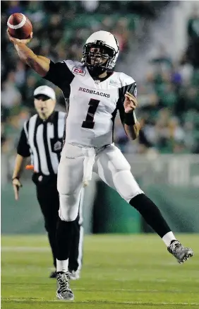  ?? MICHAEL BELL/Leader-Post ?? Ottawa Redblacks quarterbac­k Henry Burris passes during Saturday’s game against the
Roughrider­s at Mosaic Stadium on Saturday. The Redblacks won the game 30-27.