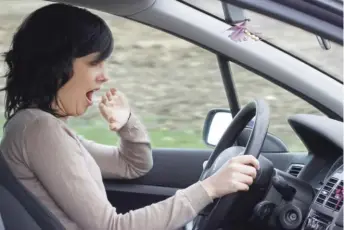  ??  ?? Selon la Sécurité Routière, « prendre la route avec un manque de sommeil ou rester volontaire­ment éveillé longtemps implique des effets négatifs similaires à ceux provoqués par l’alcool ».