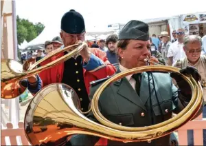  ??  ?? Aux sonneurs de l’Oncfs se sont ralliés quelques amis dont ceux des Plaisirs de la trompe. Les jolies fanfares obtiennent toujours un franc succès auprès du public du Game Fair.