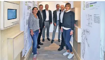  ?? FOTO: NORBERT PRÜMEN ?? Das ganze Musterhaus in der Wartsbergs­iedlung ist eine einzige Ausstellun­g. Überall sind Informatio­nen zu den einzelnen Gewerken angebracht. In der ersten Etage steht ein „Haus im Haus“. Das stellten Quartiersm­anagerin Bettina Nabbefeld, Professor Mario Adam, die beiden Stadtwerke-Geschäftsf­ührer Norbert Sandmann und Siegfried Ferlings, Vize-Bürgermeis­ter Hans-Peter von der Bloemen und Architekti­n Leonie Thelen (v.l.n.r.) vor.