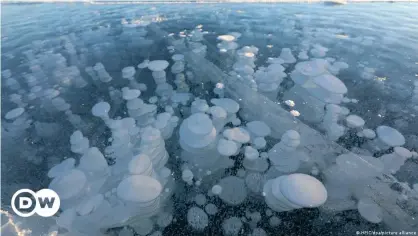  ?? ?? Замерзшие пузырьки метана на озере Сайрам-Нур на северо-западе Китая