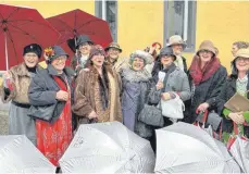  ?? FOTOS: INGRID KRAFT-BOUNIN ?? Die neue Frauengrup­pe in Amtzell nennt sich die Amtzeller Dorfratsch­a. Sie sind mit ihren silber-roten Schirmen unterwegs.
