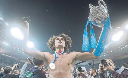  ?? FOTO: EFE ?? Rabiot, con la Copa de Francia Pero el medio del PSG atraviesa ahora un momento complicado