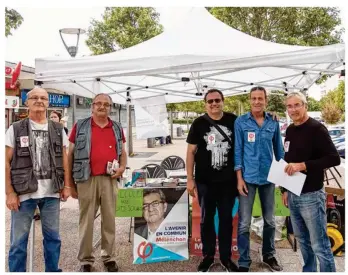  ??  ?? Les sympathisa­nts France Insoumise étaient venus encourager les voyageurs qui débutent leur tour de France.