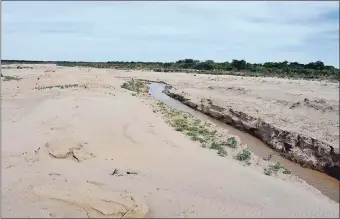  ??  ?? Parte del “canal auxiliar” paraguayo, en donde la semana pasada sólo el viento movía un poco las aguas. Ahora, la Comisión dice que por allí está entrando un poco más de agua.