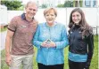  ?? FOTO: INSTAGRAM/GESA_KRAUSE ?? Arthur Abele mit Angela Merkel und Gesa Krause.