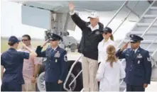  ?? AP ?? Visita. Donald Trump y la primera dama Melania Trump, llegan en el Air Force One al Aeropuerto Internacio­nal Corpus, en Corpus Chsti, Texas, ayer.