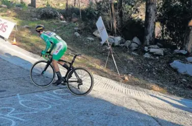  ??  ?? Primoz Roglic, durante la única crono de la edición 2020, que incluía un final en subida en Ézaro.