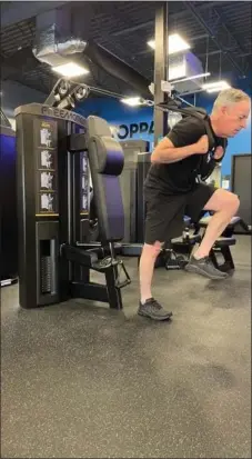  ?? SUBMITTED PHOTO ?? Richard Benjamin does a standing ab crunch using shoulder straps hooked to cables.