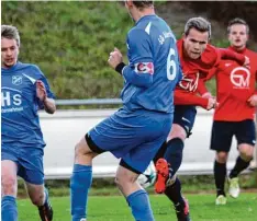  ?? Foto: Georg Fischer ?? Christoph Müller zieht ab: Ihm gelang der Wertinger 3:2 Führungstr­effer daheim ge gen Alerheim.