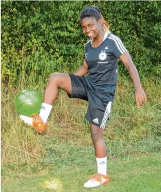  ?? Fotos: Reinhold Radloff ?? Sarah Müller zeigt ihr Ballgefühl nicht nur beim Fotoshooti­ng, sondern auch bei ih rem letzten Spiel für Schwaben Augsburg.