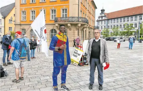  ?? FOTO: HAFI ?? Rund 30 Mitglieder des Freundeskr­eises Alassa forderten auf dem Ellwanger Marktplatz dessen Freispruch. Das Bild zeigt ihn zusammen mit seinem Anwalt Roland Meister.