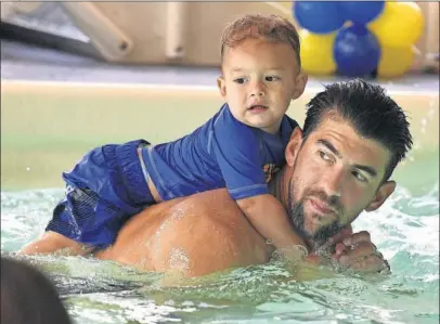  ??  ?? Michael Phelps, con uno de sus hijos en una piscina en una fotografía reciente.