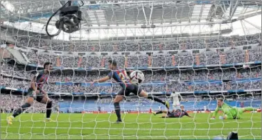  ?? ?? Benzema marca el 1-0 en el Clásico liguero jugado en octubre.
LA AGENDA BLANCA