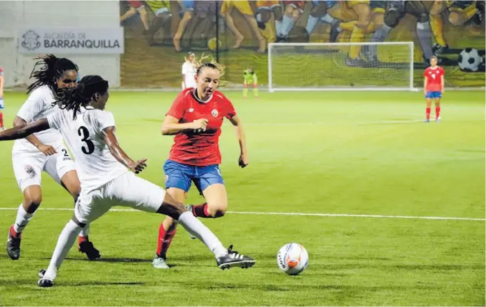  ?? COMITÉ OLÍMPICO NACIONAL ?? La defensora de Trinidad y Tobago, Jenelle Cunningham, derribó a Gloriana Villalobos dentro del área en el juego de la Selección femenina.