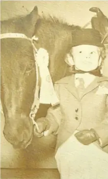  ?? SPECIALTO THE EXAMINER ?? Mary Elmhirst (née Ruth) with her pony Dainty at the Royal Winter Fair in 1947.