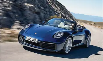  ??  ?? PORSCHE 911 CABRIOLET. Con tracción en las cuatro ruedas y un motor de 450 caballos puede superar los 300 km/h de velocidad máxima y acelerar de 0 a 100 km/h en menos de 4 segundos. En el transcurso del año llegará a la Argentina.