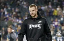  ?? PATRICK SEMANSKY — THE ASSOCIATED PRESS ?? Philadelph­ia Eagles’ Carson Wentz walks on the field before the NFL football NFC championsh­ip game against the Minnesota Vikings.