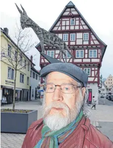  ?? FOTO: GERD MÄGERLE ?? April 2018: Martin Heilig steht an der Stelle des Biberacher Marktplatz­es, an der er 50 Jahre zuvor gegen Kiesinger demonstrie­rte, im Hintergrun­d der Lenk’sche Esel.