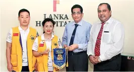  ??  ?? Chairman of Lanka Hospitals Dr. Sarath Paranavita­ne, and CEO of Lanka Hospitals Dr. Prasad Medawatte presenting a memento to the Chinese medical delegates