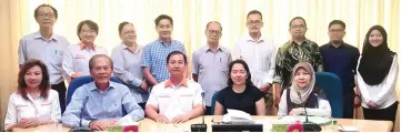  ??  ?? Lai (seated centre) poses with the organising committee. At second left is Tiong.